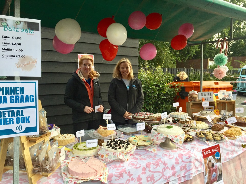 Bake sale met door vrijwilligers zelfgebakken (vegan) lekkers tijdens de Open Asieldag 2019 van Dierentehuis Stevenshage in Leiden.
