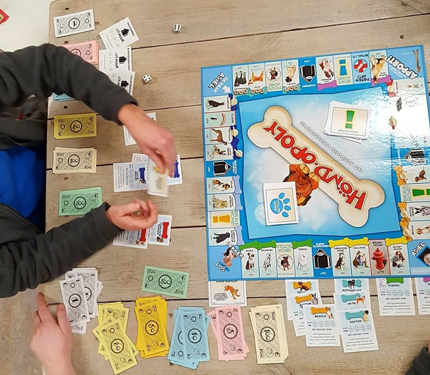 Het asiel verandert in een gokhol tijdens een potje Hond-Opoly.