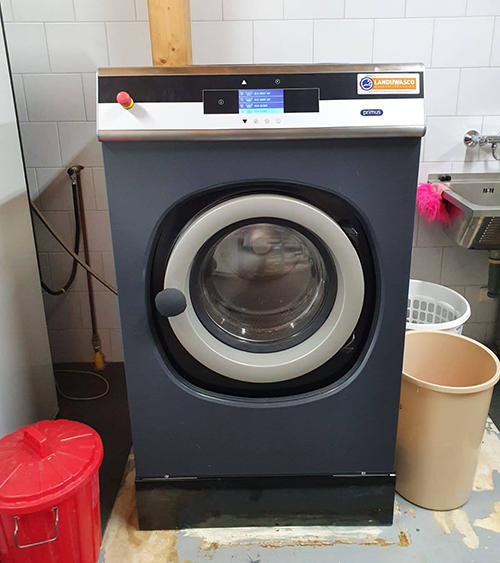 De nieuwe wasmachine bij Dierentehuis Stevenshage in Leiden.