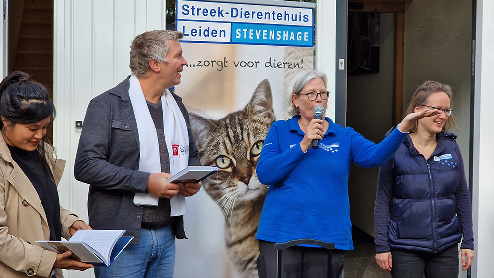 Boekpresentatie op de Open Asieldag van Dierentehuis Stevenshage in Leiden.
