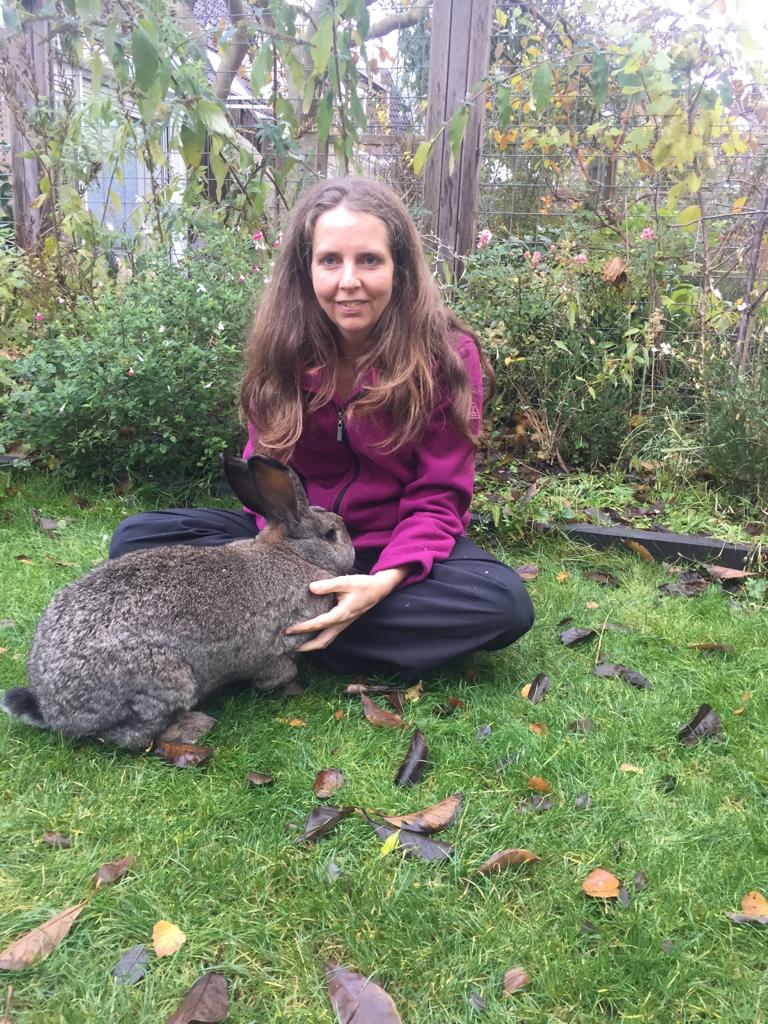 Fractievoorzitter Martine van Schaik van de Leidse afdeling van de Partij voor de Dieren met Vlaamse reus Gijs.