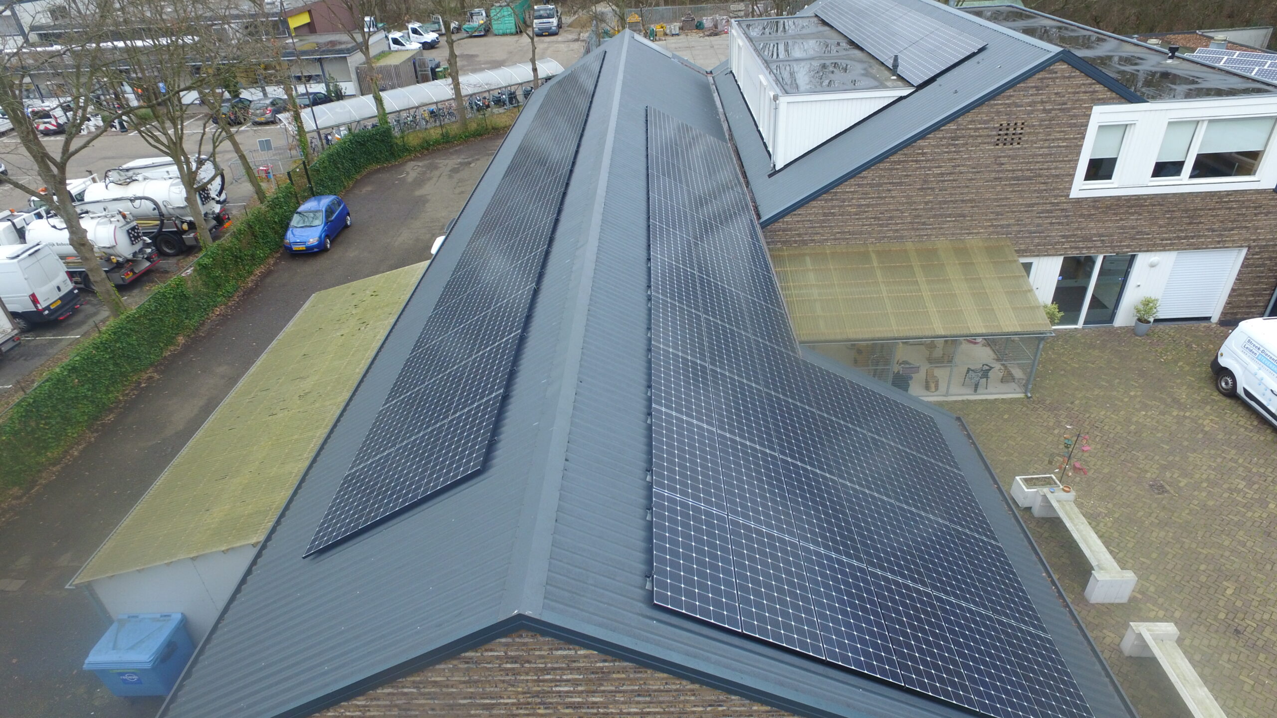 De nieuwe zonnepanelen op de schuine daken van Dierentehuis Stevenshage in Leiden. Foto: Solar-Energy-Groep
