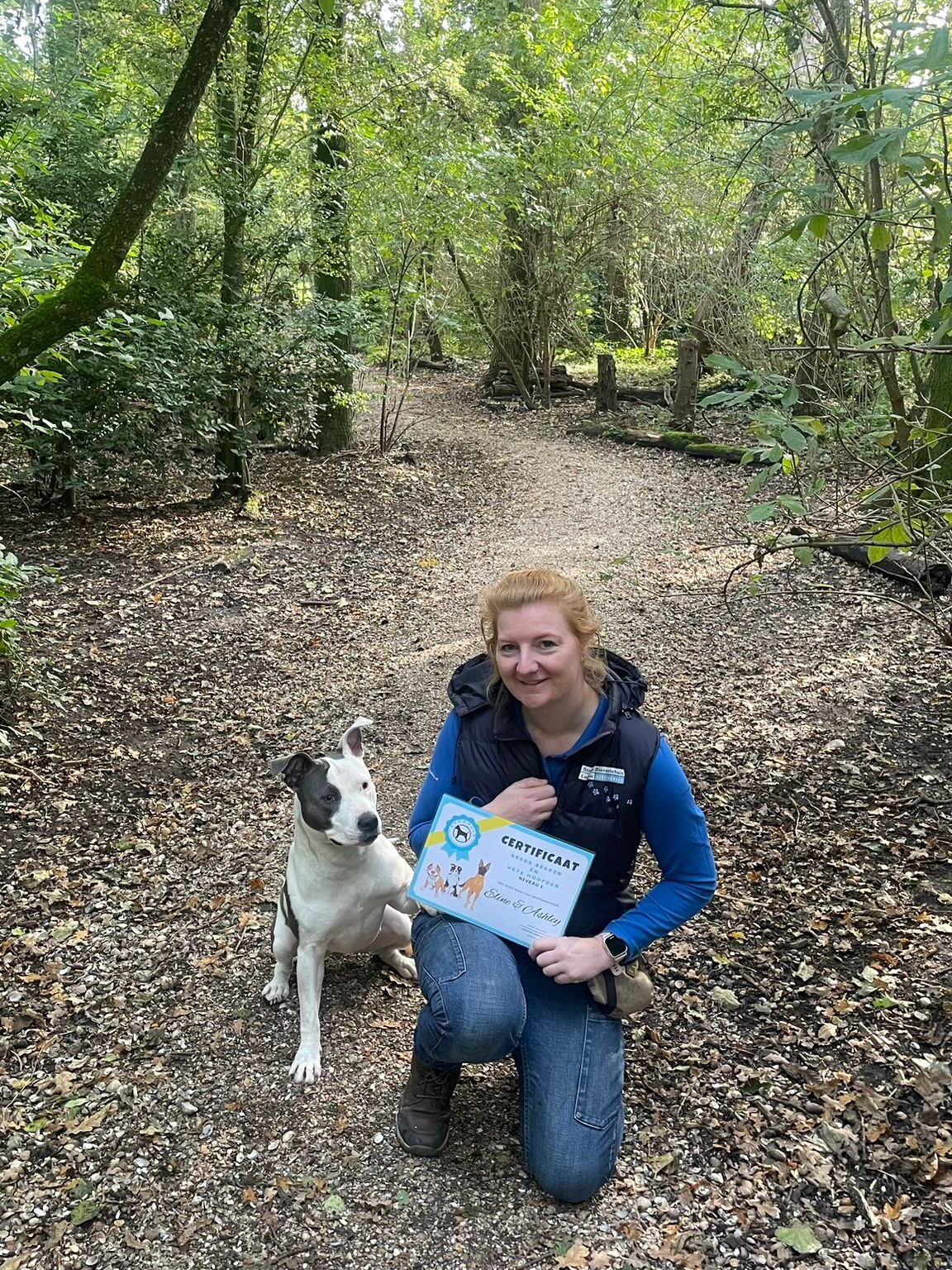 Asielhond Ashley en dierverzorgster Eline in het hondenbos van Dierentehuis Stevenshage in Leiden.