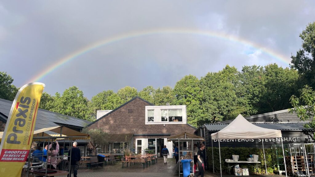 Terrein regenboog liggend (foto Marlies Knoppert)